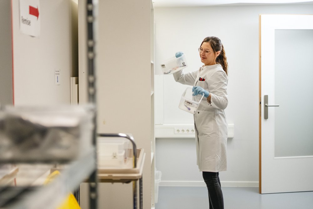 Une collaboratrice rangeant du matériel