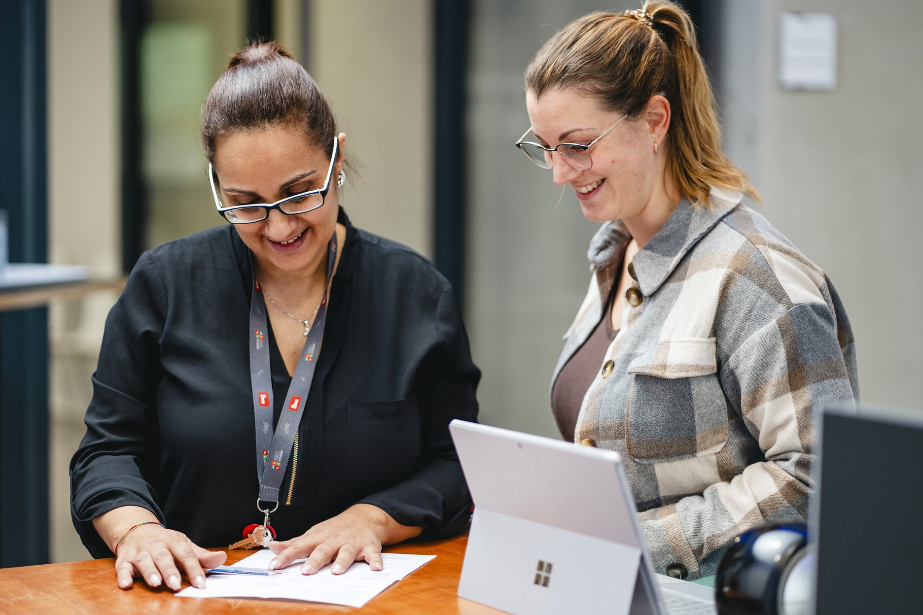 deux collaboratrices en discussion